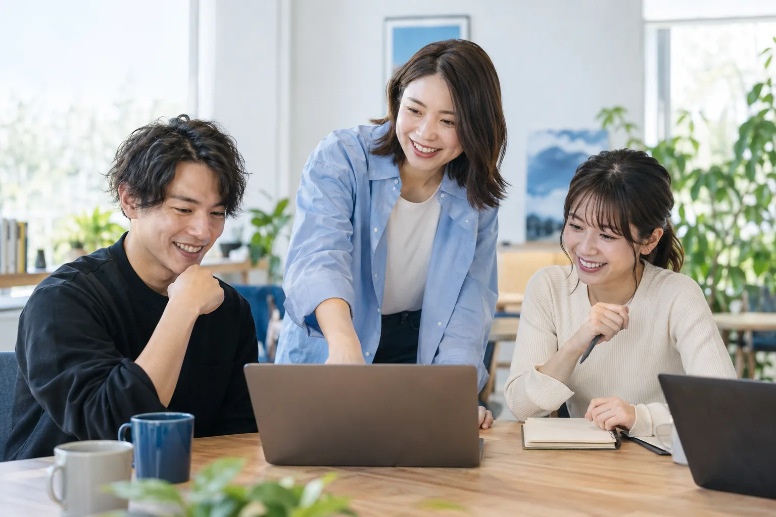 PCを使ったワークショップで、若い講師と参加者が一緒に学ぶ様子